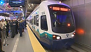Seattle light rail link to UW opens